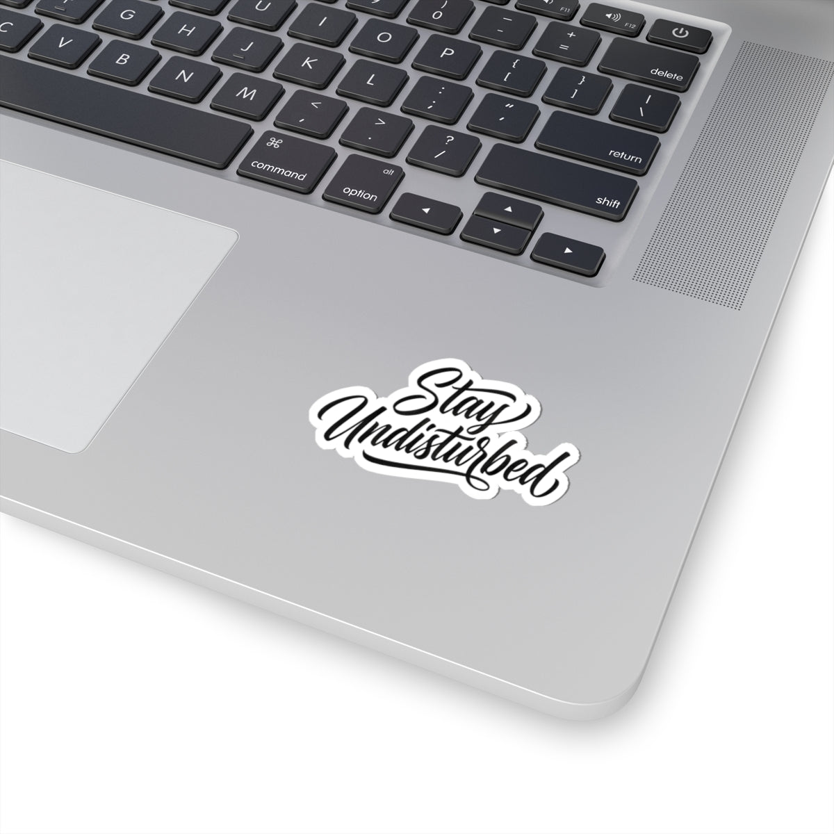 Autocollant « Stay Undisturbed » — Décalcomanie Script découpée pour ordinateur portable