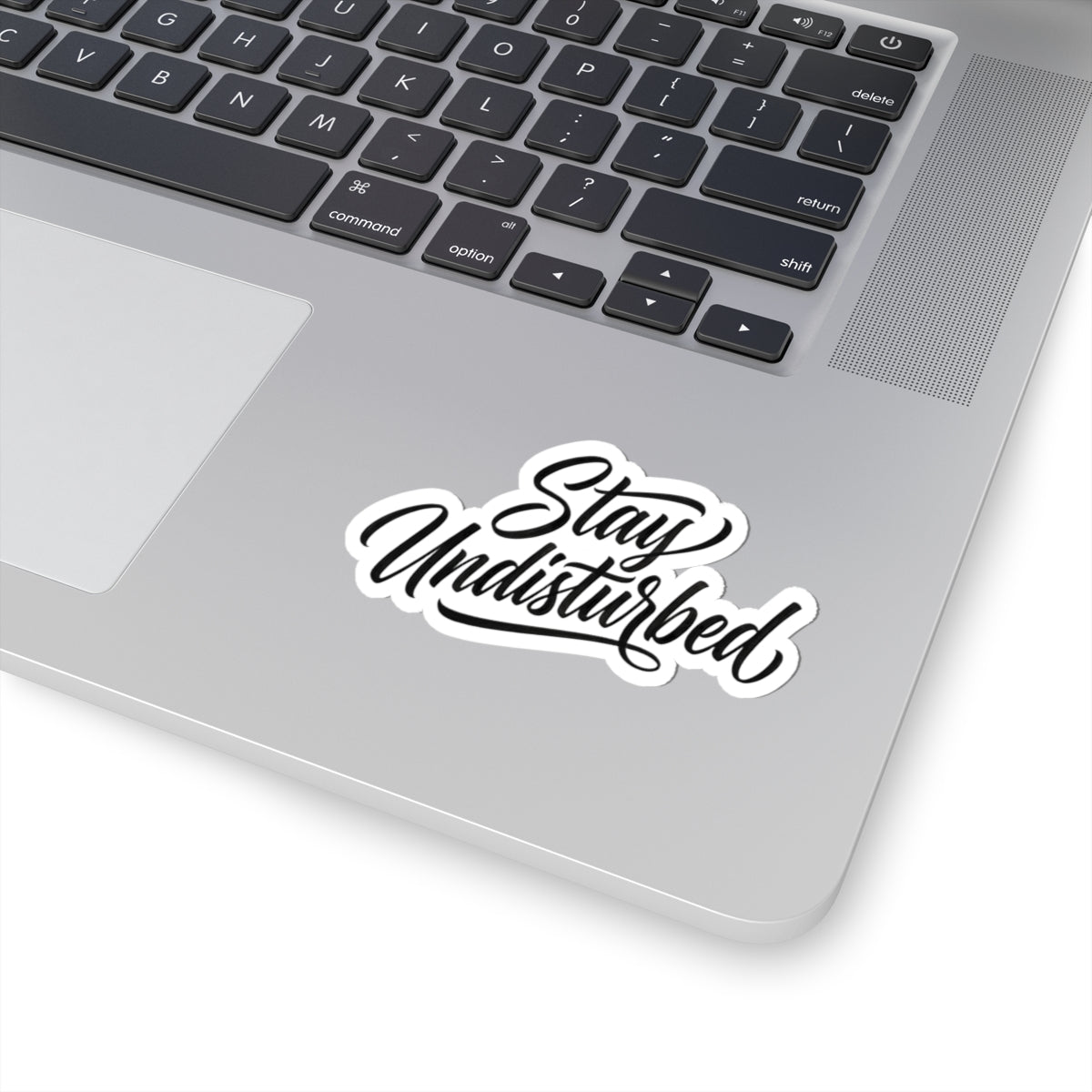 Autocollant « Stay Undisturbed » — Décalcomanie Script découpée pour ordinateur portable