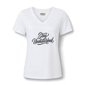 T-Shirt mit V-Ausschnitt „Bleib ungestört“ — Helle Farben